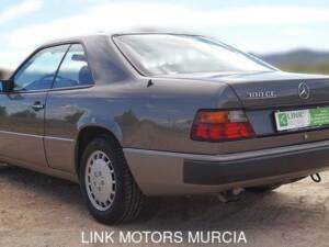Immagine 6/10 di Mercedes-Benz 300 CE (1991)