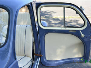 Image 24/50 of Renault 4 CV Décapotable (1954)