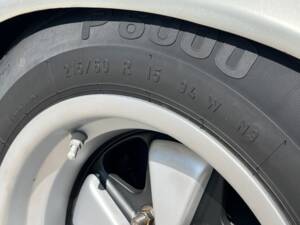 Image 27/62 of Porsche 911 Carrera 3.2 (1984)