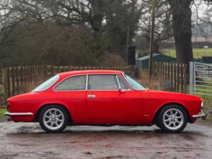 Image 2/31 of Alfa Romeo Giulia 1600 GT Junior (1974)