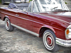 Image 13/71 of Mercedes-Benz 220 SE b (1961)