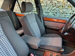 Immagine 74/75 di Mercedes-Benz 230 E (1992)