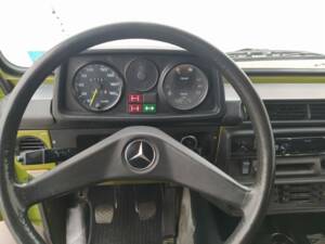 Imagen 2/5 de Mercedes-Benz 240 GD (SWB) (1983)