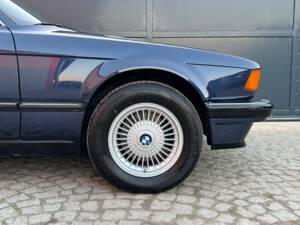 Immagine 90/99 di BMW 735i (1988)