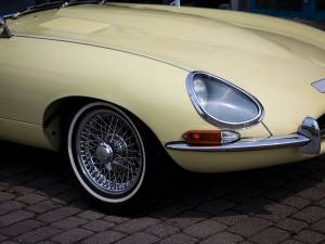 Image 18/35 of Jaguar E-Type (1967)