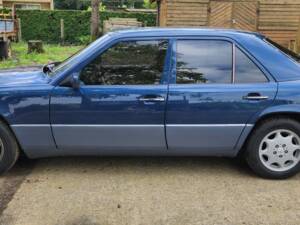 Image 2/5 of Mercedes-Benz 230 E (1989)