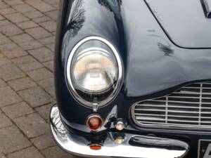 Image 13/46 de Aston Martin DB 6 (1967)