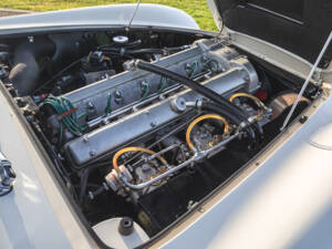 Image 36/42 of Aston Martin DB 6 Mk II Volante (1970)