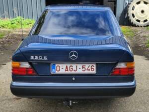 Image 3/5 of Mercedes-Benz 230 E (1989)
