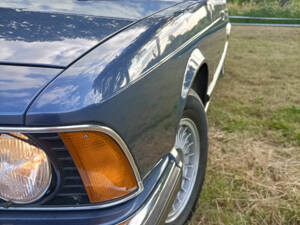 Image 7/8 of BMW 733i (1978)