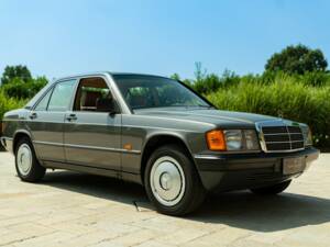 Imagen 2/50 de Mercedes-Benz 190 E (1987)