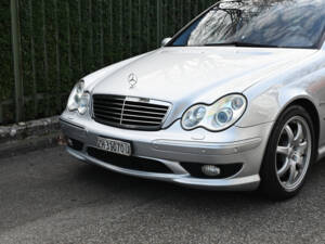 Image 12/32 of Mercedes-Benz C 32 AMG T (2003)