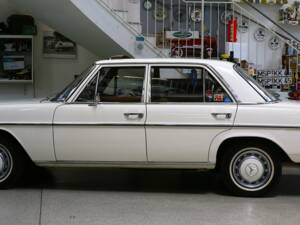 Image 5/15 of Mercedes-Benz 200 (1971)