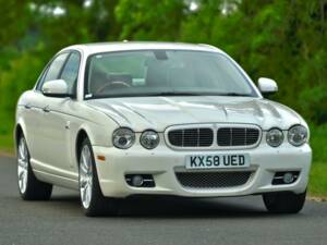 Image 4/50 of Jaguar XJ 8 4.2 (2008)