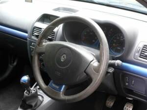 Immagine 23/38 di Renault Clio II 2.0 16V Sport (2002)