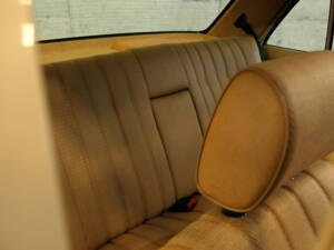 Image 15/24 of Mercedes-Benz 230 E (1982)