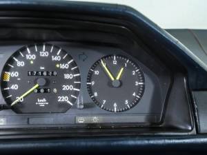 Image 36/50 of Mercedes-Benz 200 (1986)