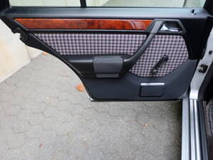 Image 33/75 of Mercedes-Benz E 280 T (1994)