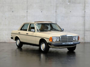 Image 3/24 of Mercedes-Benz 230 E (1982)