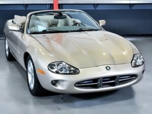 Image 4/7 of Jaguar XK8 4.0 (2000)