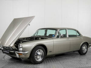 Image 41/50 of Jaguar XJ 12 L (1975)