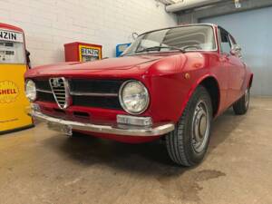 Image 2/20 of Alfa Romeo Giulia GT 1300 Junior (1971)