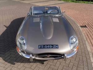Image 2/6 of Jaguar E-Type 4.2 (1965)