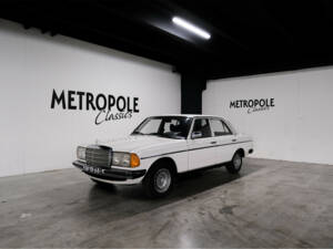 Image 3/27 de Mercedes-Benz 230 (1977)