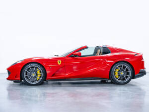 Imagen 2/46 de Ferrari 812 Competizione A (2022)