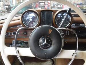 Image 17/50 of Mercedes-Benz 250 SE (1966)