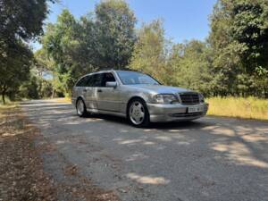Image 2/36 of Mercedes-Benz C 43 AMG T (1998)