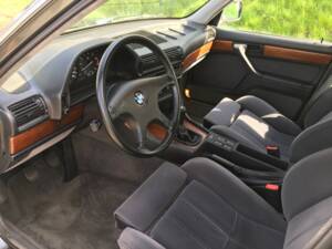 Image 16/22 of BMW 735i (1988)