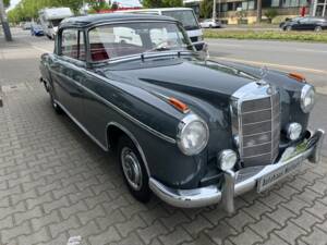 Image 2/10 de Mercedes-Benz 220 S (1958)