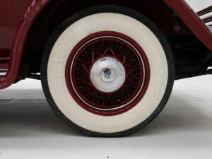 Image 2/15 of Cadillac 355B (1932)