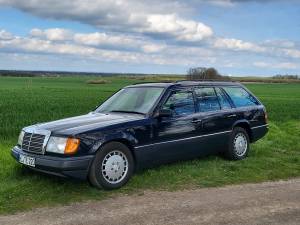 Image 2/47 of Mercedes-Benz 220 TE (1993)