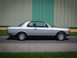 Immagine 4/28 di Mercedes-Benz 230 CE (1984)