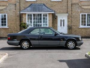 Image 19/37 of Mercedes-Benz E 320 (1995)