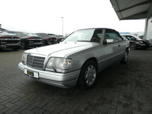 Image 3/23 of Mercedes-Benz E 320 (1996)