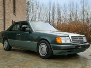 Bild 2/50 von Mercedes-Benz 200 D (1990)