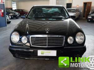 Immagine 2/10 di Mercedes-Benz E 55 AMG (1998)