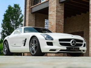 Image 14/50 of Mercedes-Benz SLS AMG (2010)