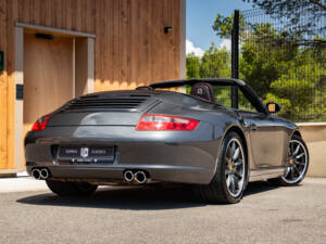 Immagine 2/50 di Porsche 911 Carrera 4S (2006)