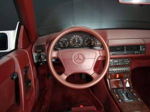 Image 14/30 of Mercedes-Benz 500 SL (1992)