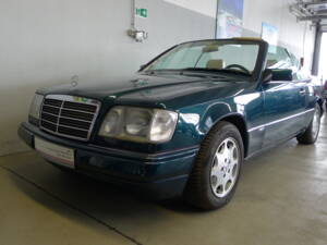 Image 24/40 of Mercedes-Benz E 220 (1995)
