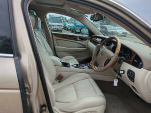 Image 10/25 de Jaguar XJ 8 4.2 (2003)