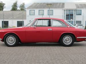 Image 2/7 de Alfa Romeo Giulia 1600 GT Junior (1976)