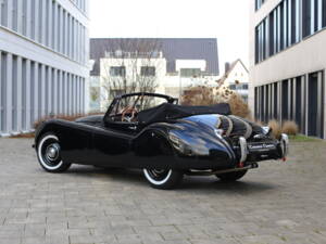 Image 38/40 of Jaguar XK 120 DHC (1953)