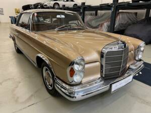 Image 3/25 of Mercedes-Benz 250 SE (1966)