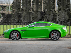 Immagine 5/43 di Aston Martin V8 Vantage (2010)