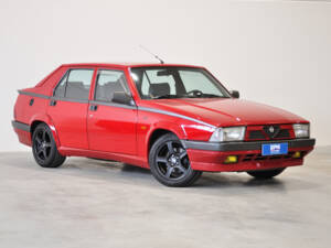 Afbeelding 16/39 van Alfa Romeo 75 2.0 Twin Spark (1990)